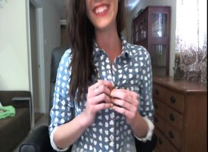 Красивая в чате раздевается и мастурбирует